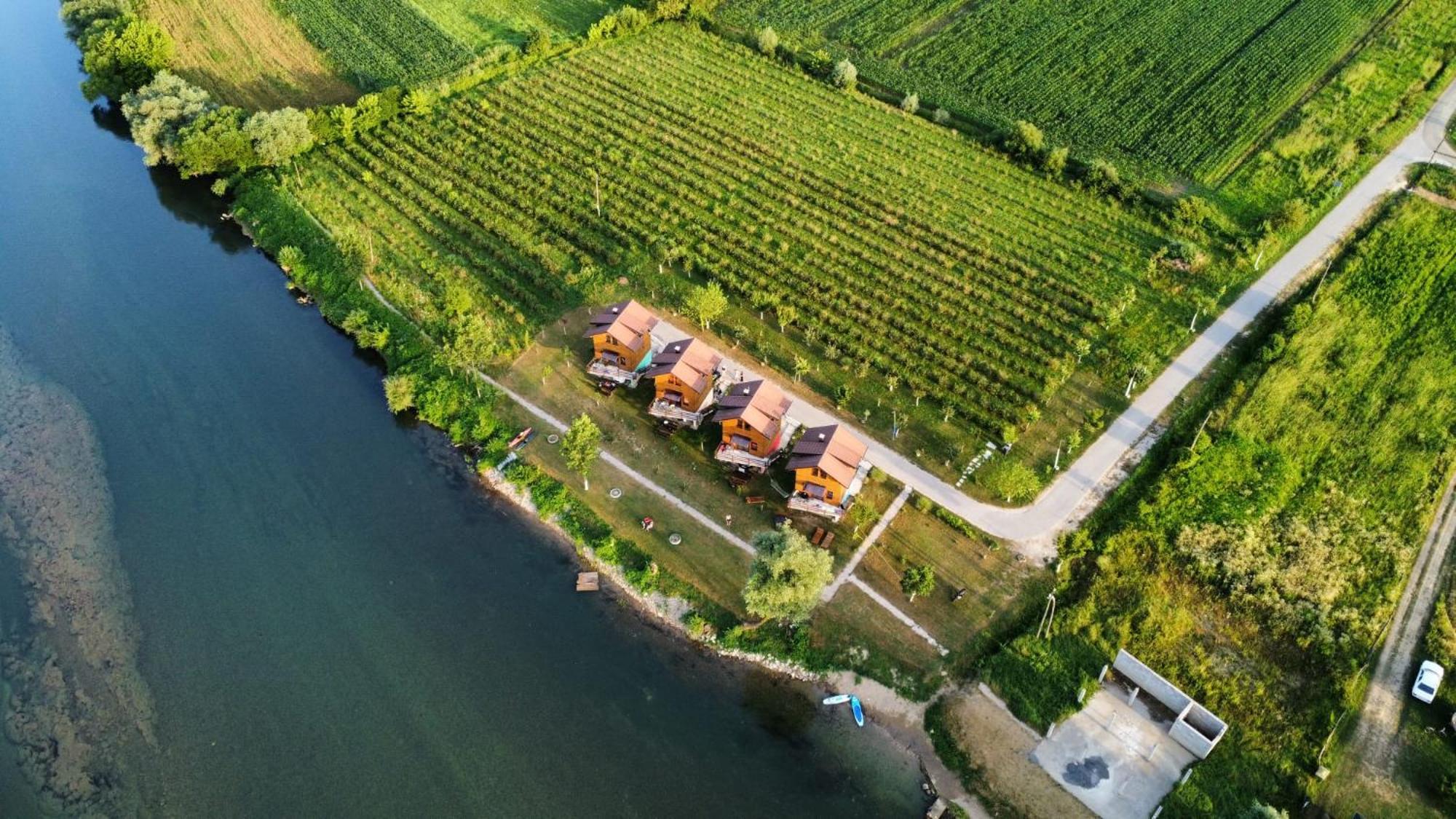 Holiday Homes Piralo Kostajnica Zewnętrze zdjęcie