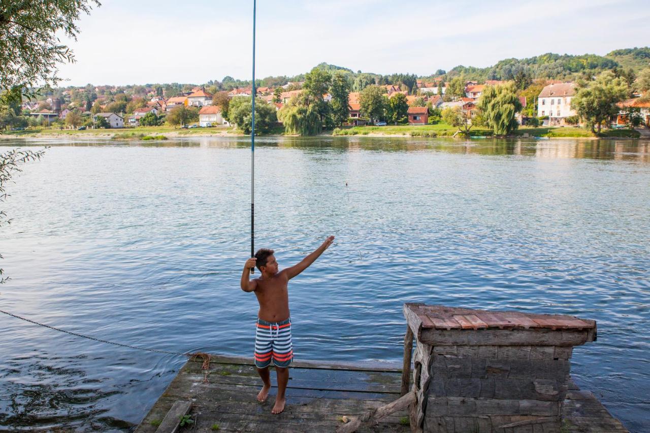 Holiday Homes Piralo Kostajnica Zewnętrze zdjęcie
