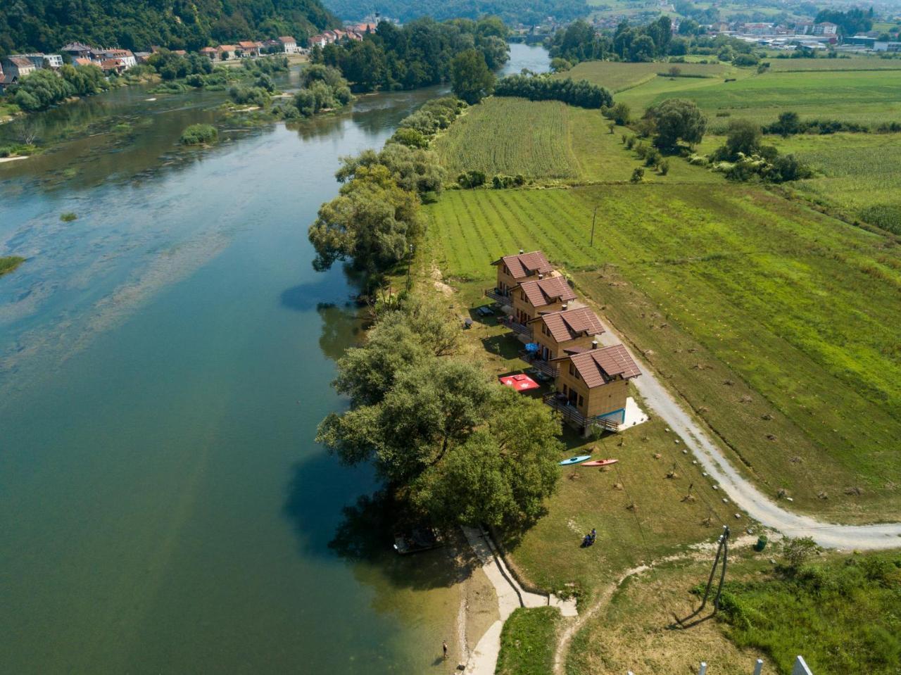 Holiday Homes Piralo Kostajnica Zewnętrze zdjęcie