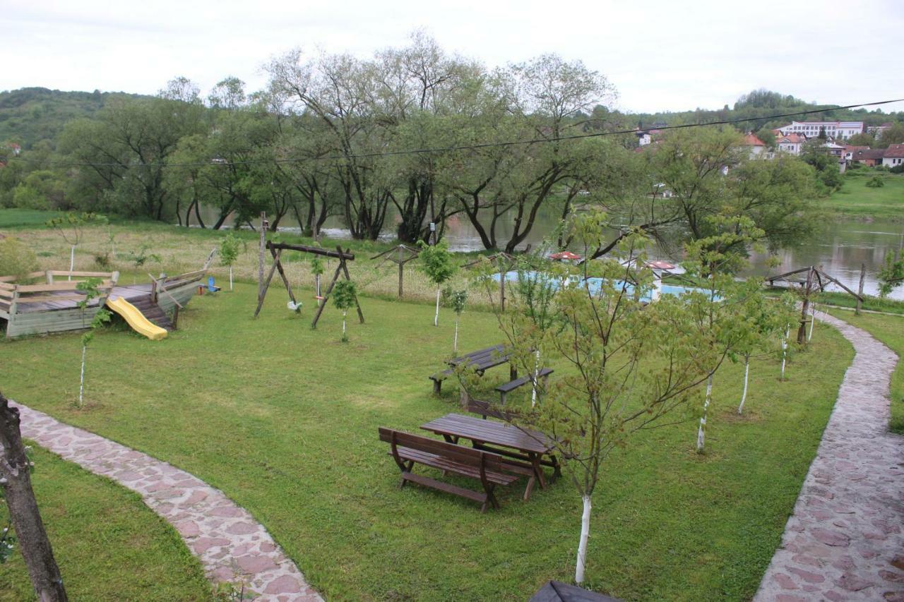 Holiday Homes Piralo Kostajnica Zewnętrze zdjęcie